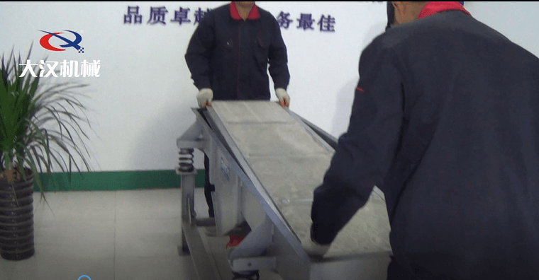 第二步将安装的的直线筛网架平放到筛箱内。